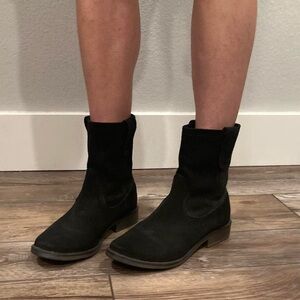 Zigi Soho Cannoli suede leather black pull on ankle boots. Western stitching